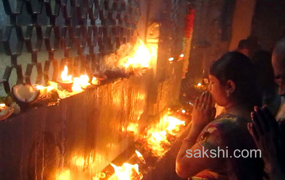 flood water in srikalahasti - Sakshi1