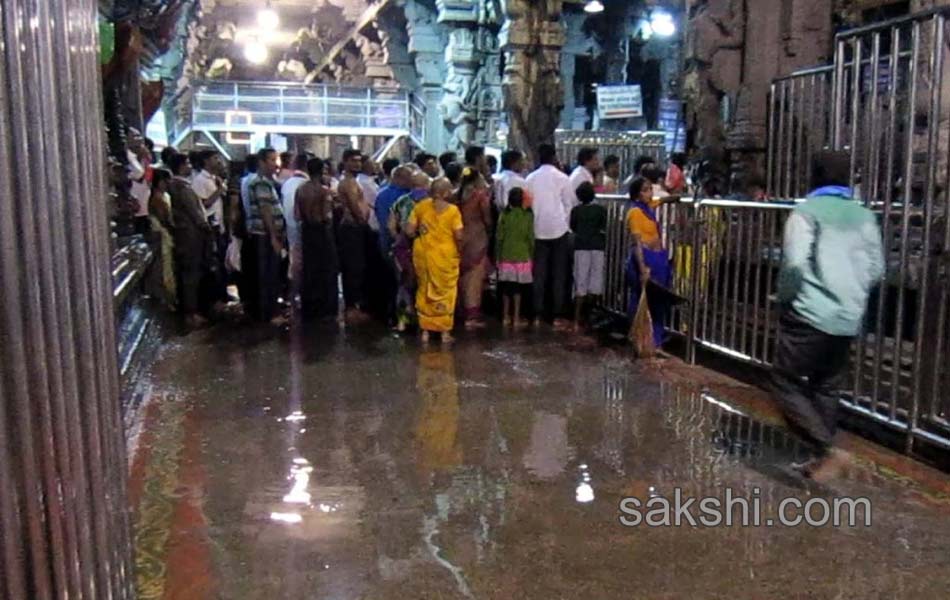 flood water in srikalahasti - Sakshi3