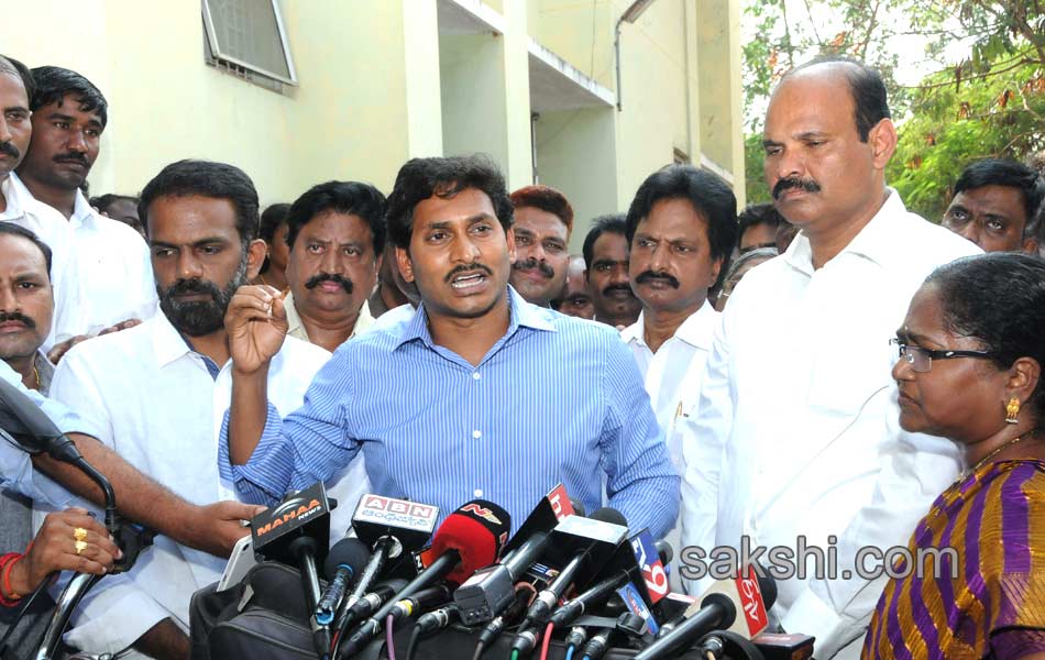 ys jagan mohan reddy consoles families of illicit liquor deaths - Sakshi14