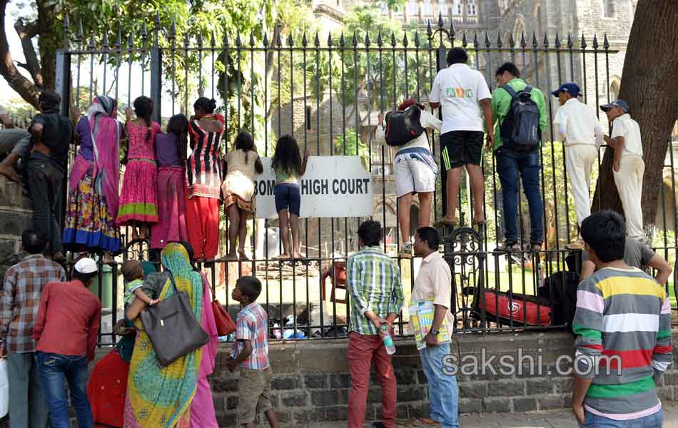 Salman walks from Bombay High Court1