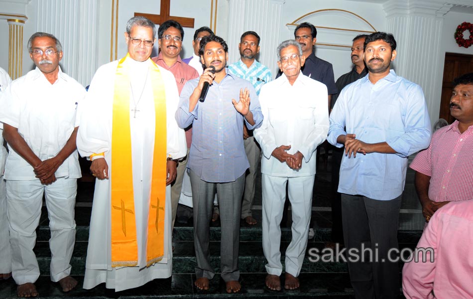 YS Jagan offers prayers at Pulivendula CSI Church - Sakshi4