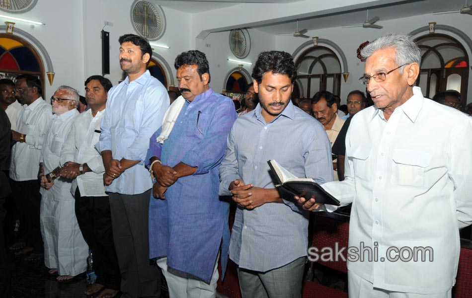 YS Jagan offers prayers at Pulivendula CSI Church - Sakshi17