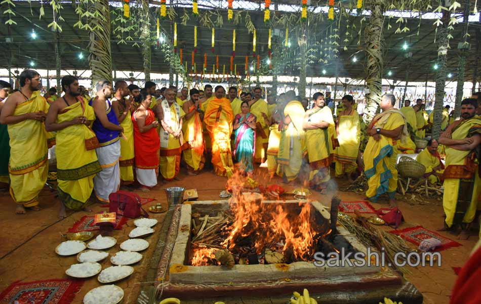 KCR Ayutha Chandi Yagam last day - Sakshi4