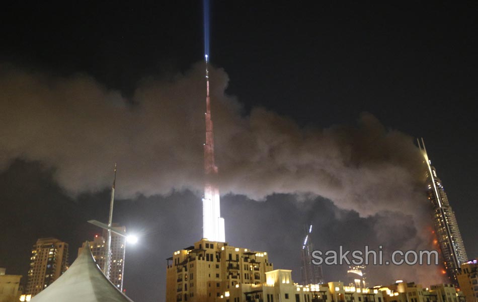 Dubai fire erupts at dubai hotel near burj khalifa7