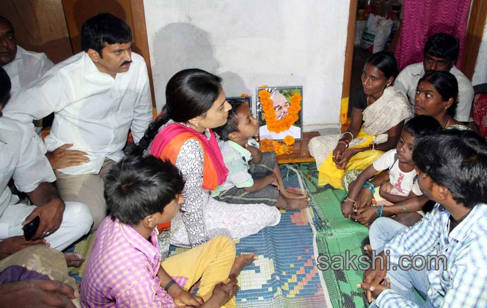 sharmila visited seven families in medak4