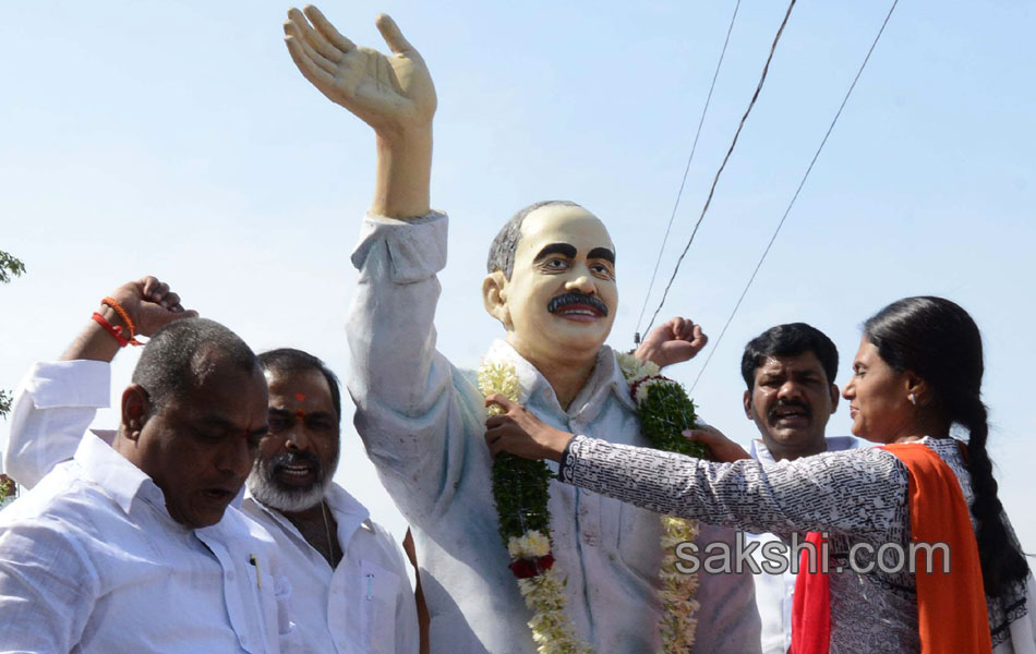 sharmila visited seven families in medak7