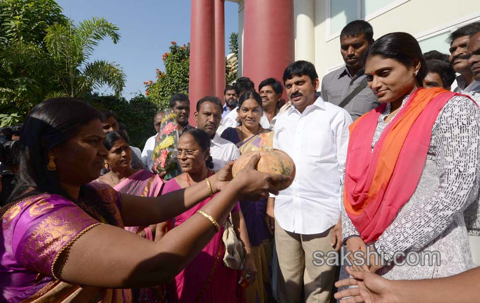 sharmila visited seven families in medak12