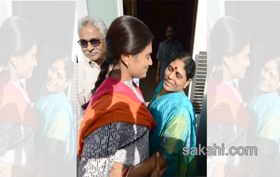 sharmila visited seven families in medak13