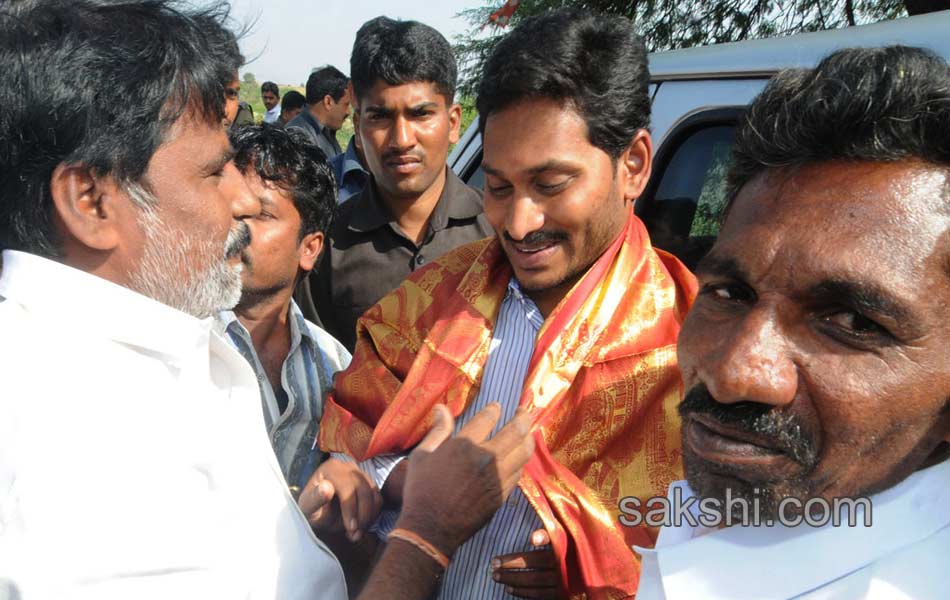 YS Jagan Mohan Reddy Rythu Bharosa Yatra In atp - Sakshi5