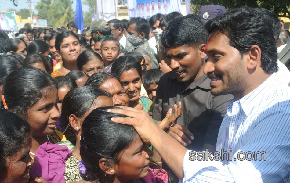 YS Jagan Mohan Reddy Rythu Bharosa Yatra In atp - Sakshi14