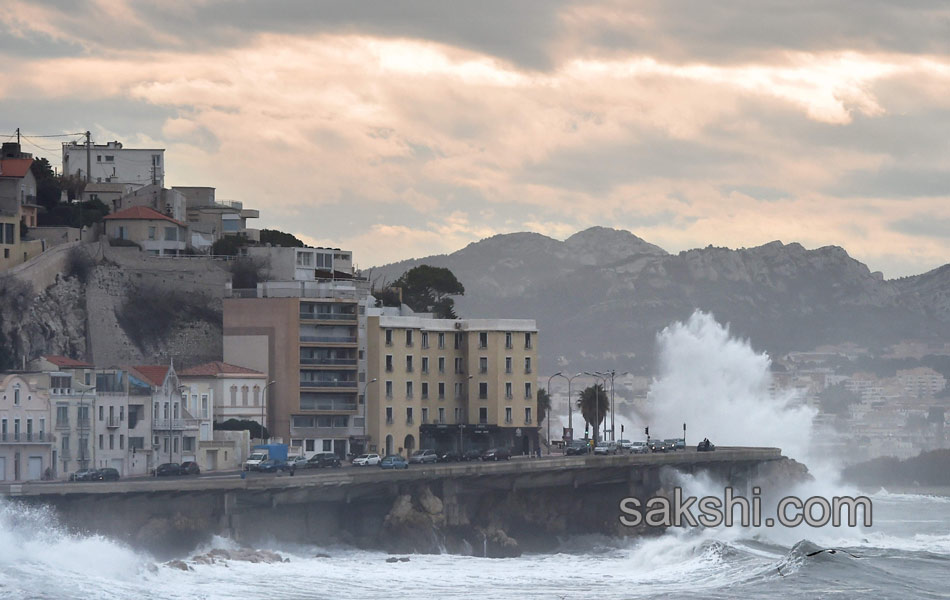 waves crashing on Marseille coastal road10