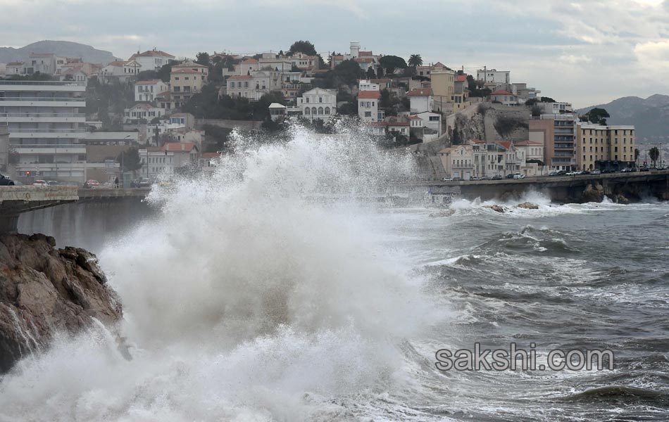 waves crashing on Marseille coastal road11