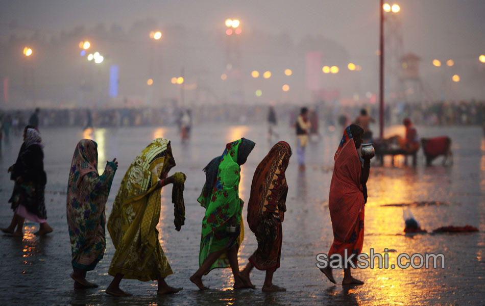 Holy dip in Gangasagar16