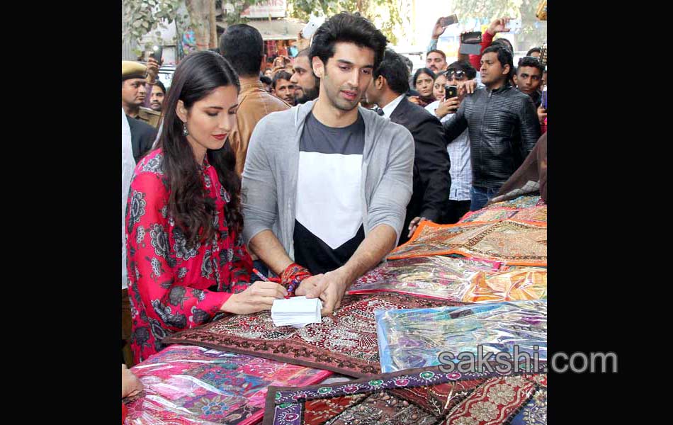 Katrina kaif and aditya roy kapoor go on shopping spree in delhi - Sakshi4