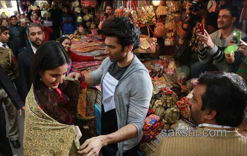 Katrina kaif and aditya roy kapoor go on shopping spree in delhi - Sakshi11