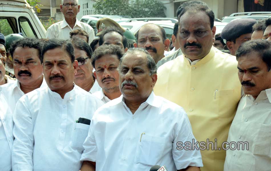 Mudragada ends fast after talks with Govt envoys - Sakshi13