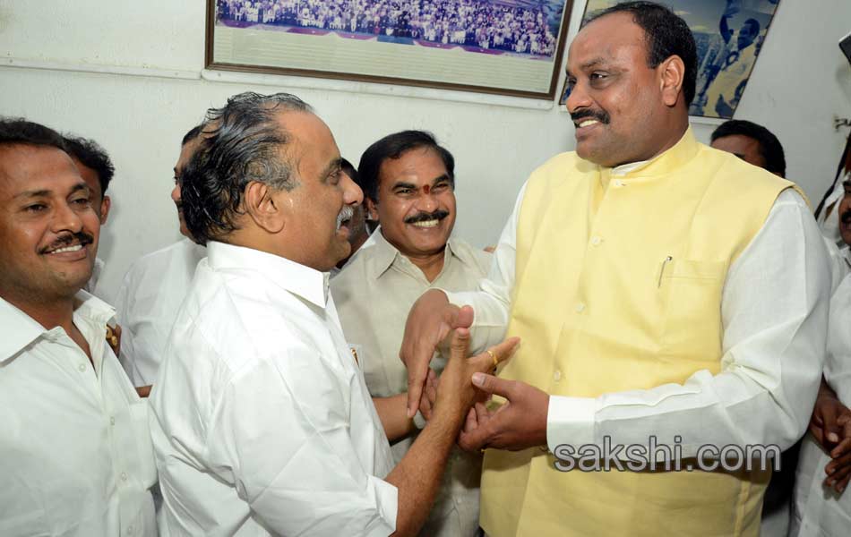 Mudragada ends fast after talks with Govt envoys - Sakshi19