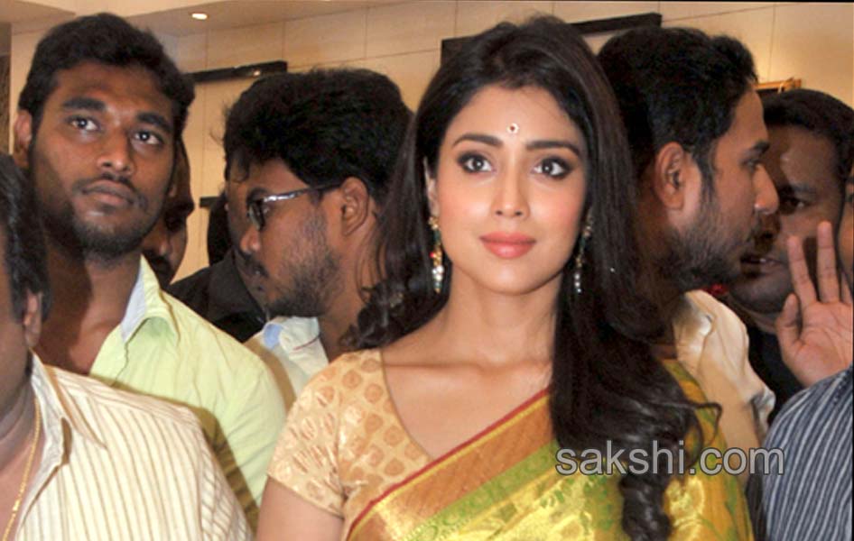 Shriya in VR Silks showroom opening - Sakshi7