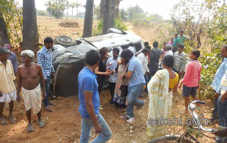 pranitha injured in road accident at khammam - Sakshi2