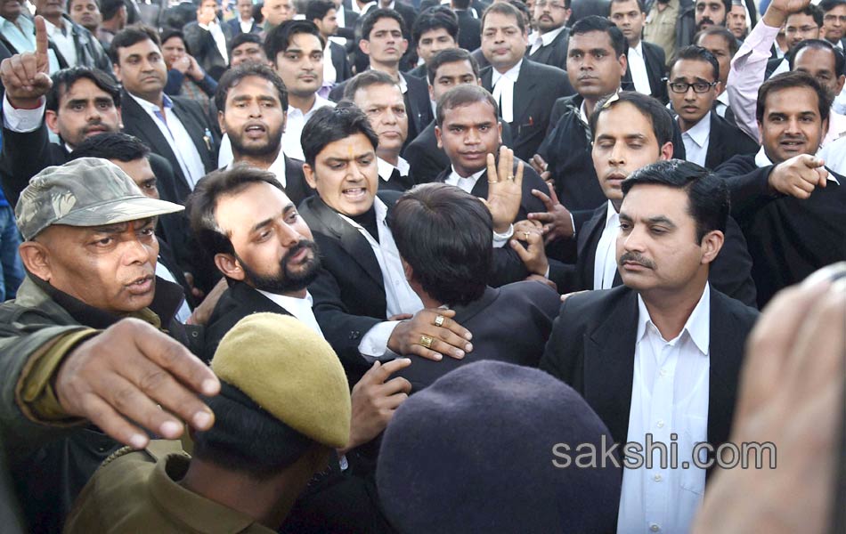 Lawyers JNU students clash in Patiala House court premises - Sakshi5