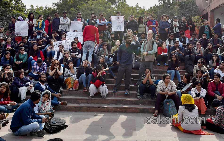 Lawyers JNU students clash in Patiala House court premises - Sakshi9