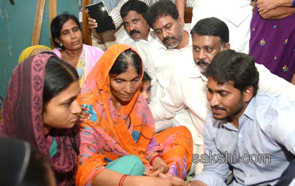 ys jagan mohan reddy attend mushtaq ahmed last rites - Sakshi3