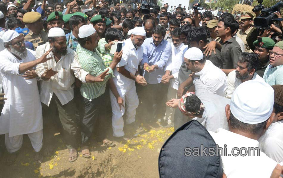 ys jagan mohan reddy attend mushtaq ahmed last rites - Sakshi2