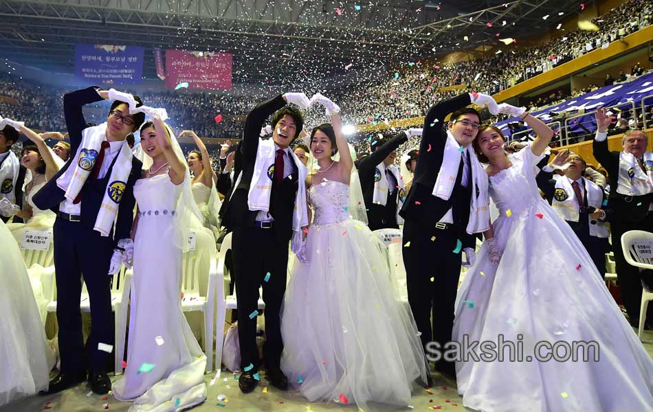 Hundreds of couples were married at the South Korean4