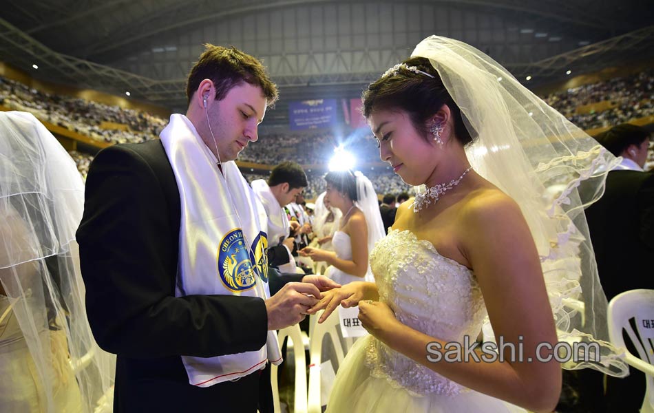 Hundreds of couples were married at the South Korean5