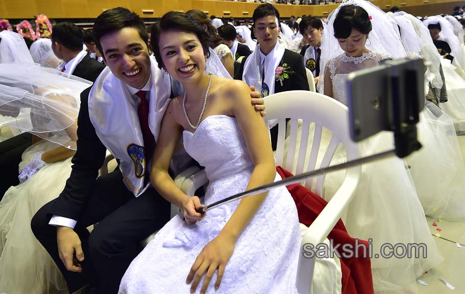 Hundreds of couples were married at the South Korean7