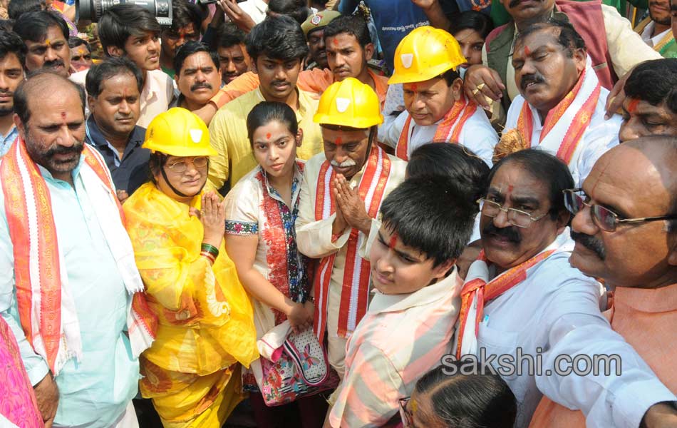 medaram jatara end still devotees rush in medaram17