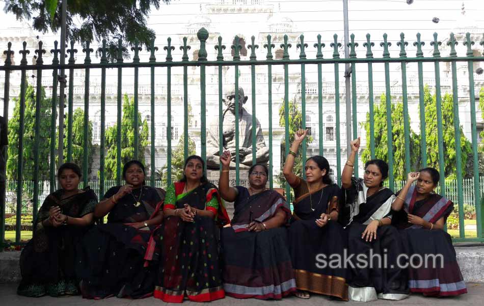 Mla roja faints at gandhi statue3