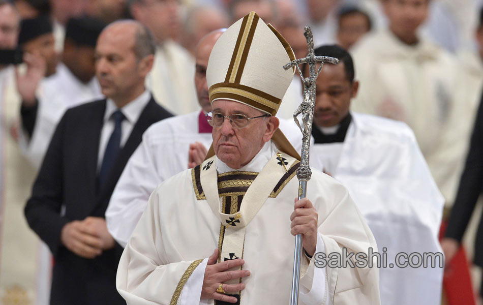 Pope Francis performs the foot washing14