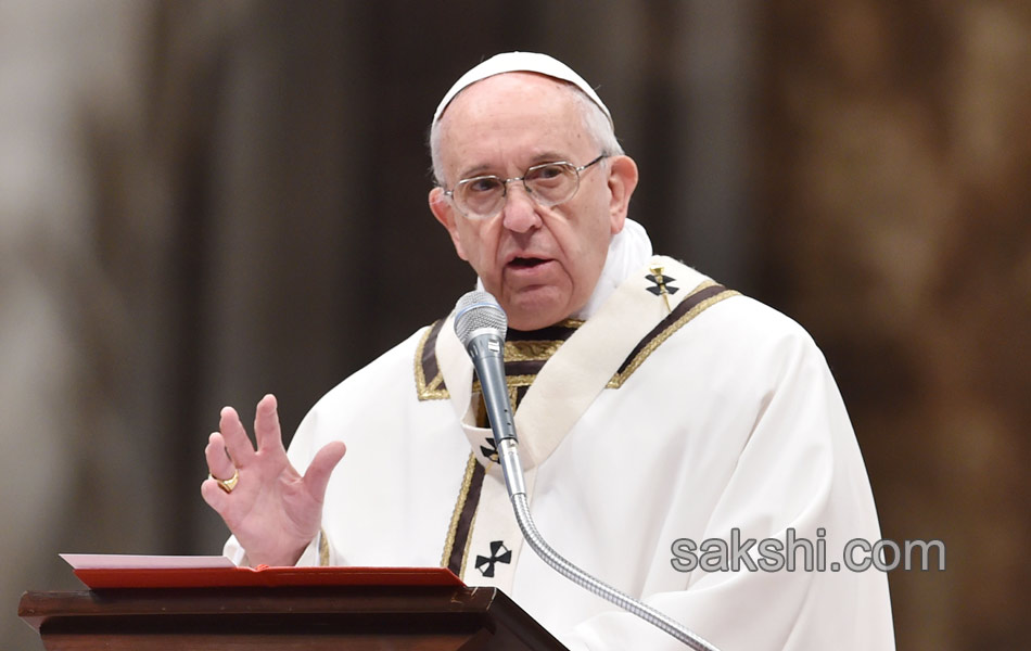 Pope Francis performs the foot washing16