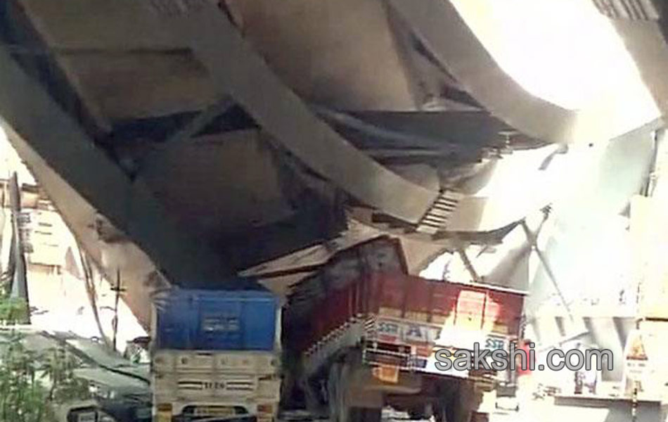 flyover collapsed in kolcutta7