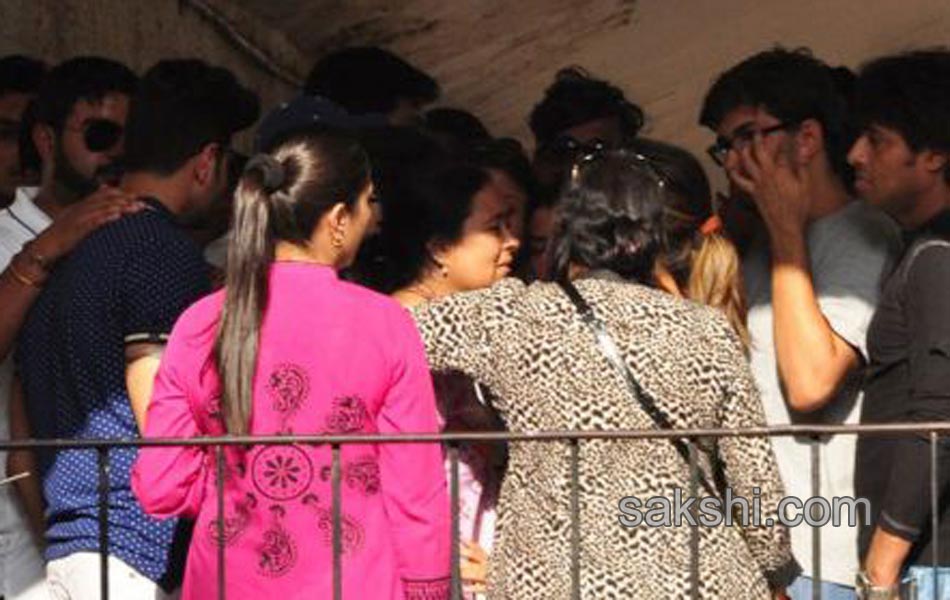 Television actors family bid adieu to Pratyusha22