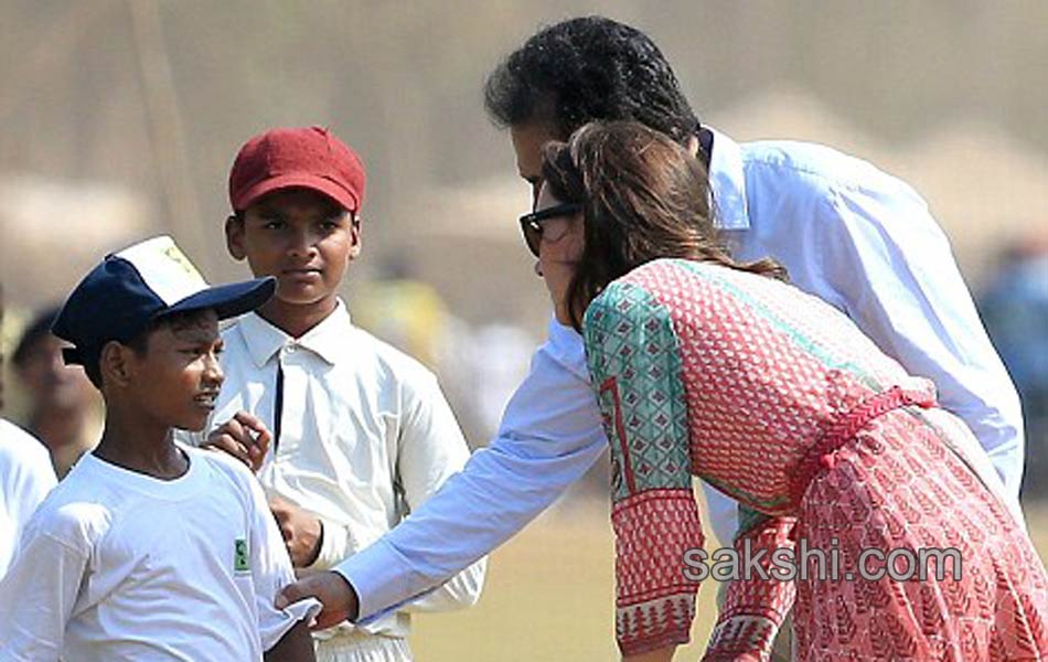 In Mumbai Kate Middleton Plays Cricket With Sachin22