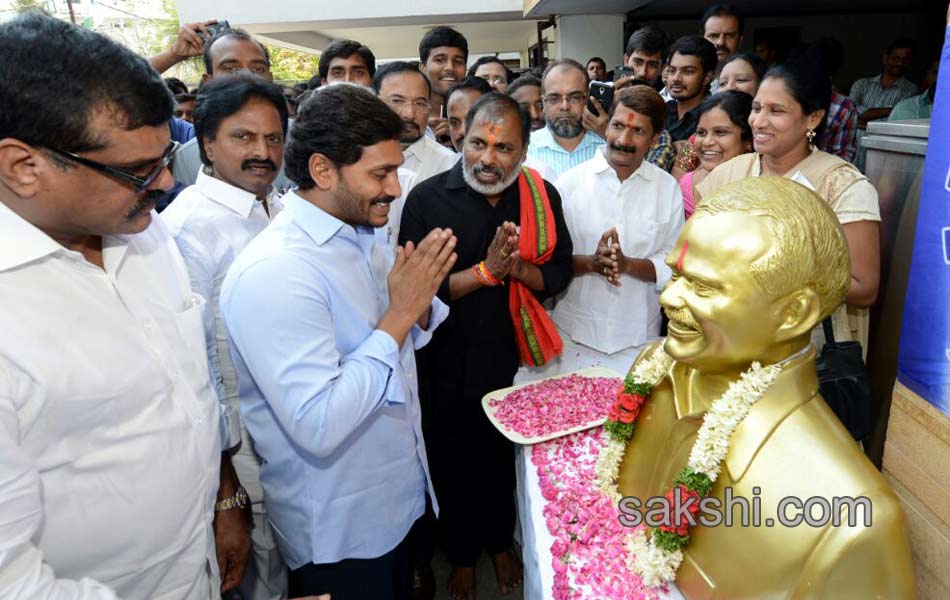 YS jagan mohan reddy celebrates may day at YSRCP office - Sakshi2