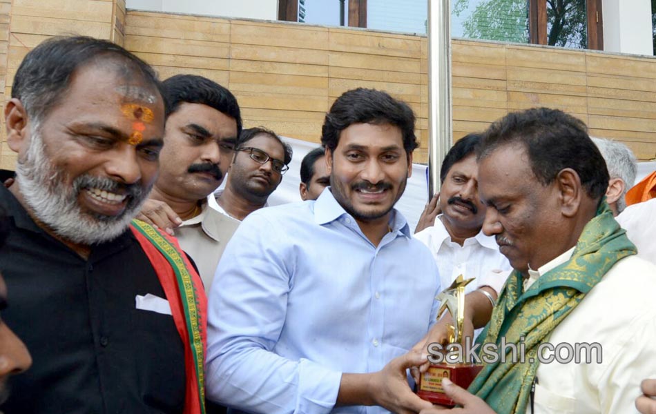 YS jagan mohan reddy celebrates may day at YSRCP office - Sakshi6