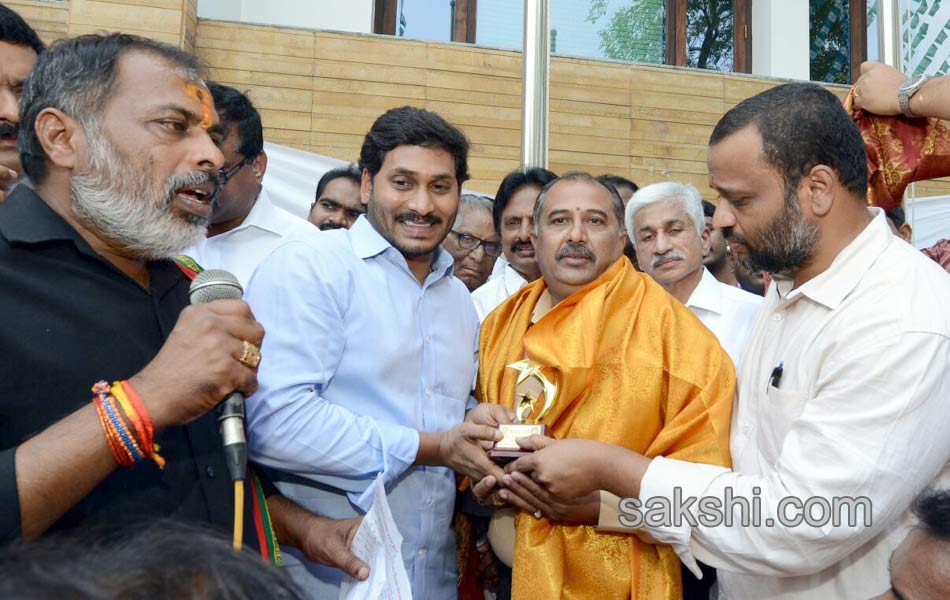 YS jagan mohan reddy celebrates may day at YSRCP office - Sakshi7