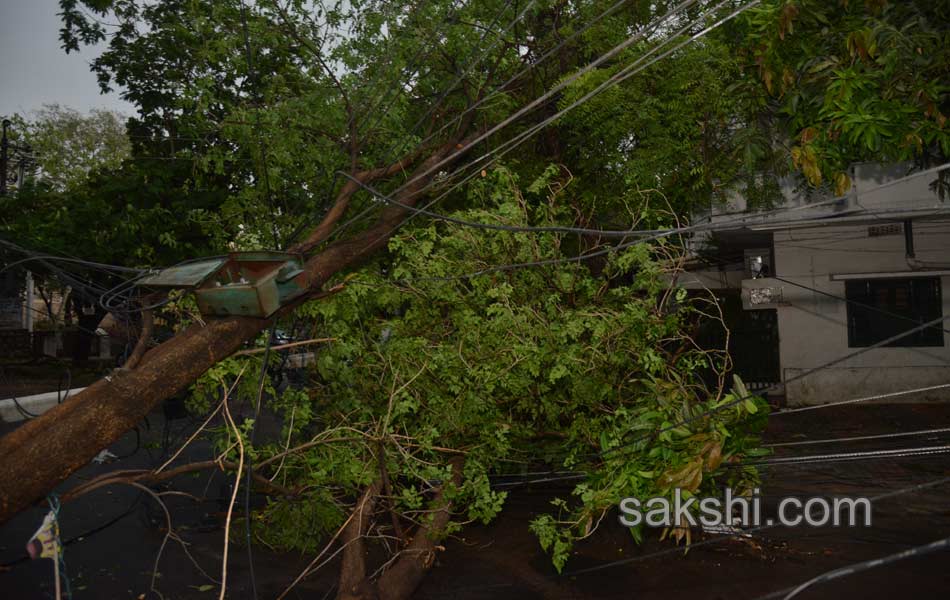 Heavy rains disrupt Hyderabad - Sakshi11