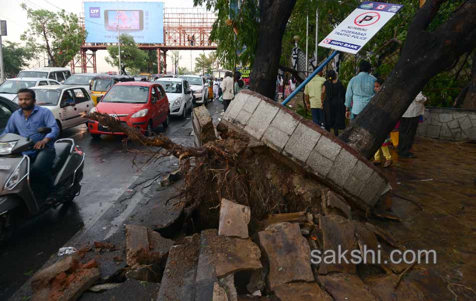 Heavy rains disrupt Hyderabad - Sakshi25