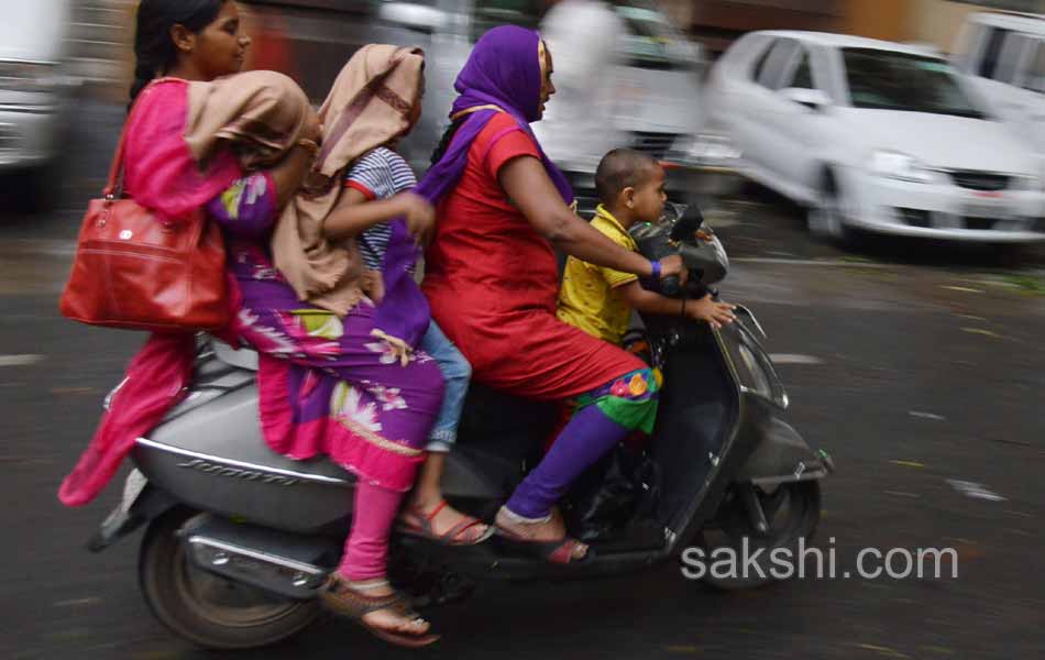 Heavy rains disrupt Hyderabad - Sakshi33