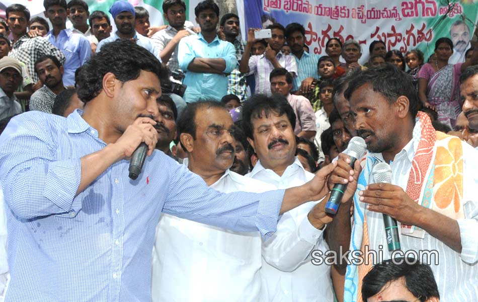 YS Jagan Mohan Reddy  raithu barosa yatra in anantapur district - Sakshi2