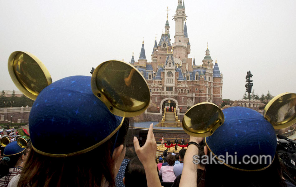 mickey and donald to entertain chinese soon2