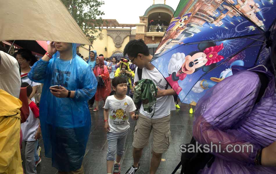 mickey and donald to entertain chinese soon13