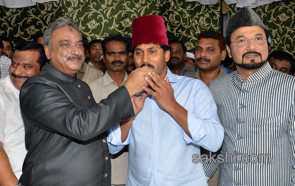 ys jagan mohan reddy participates in iftar dinner - Sakshi2