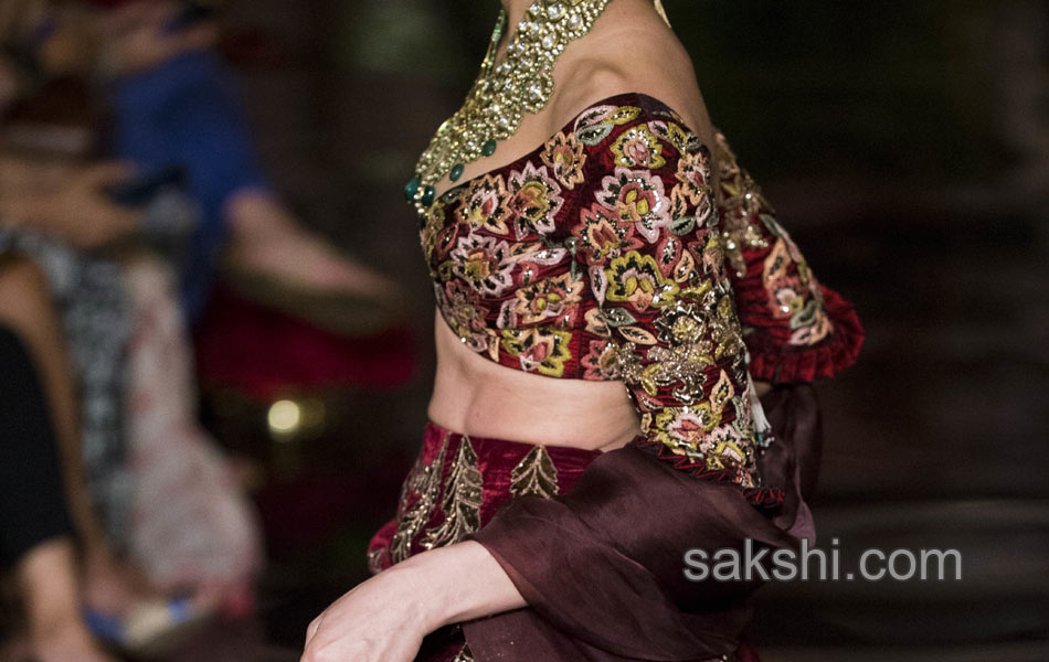 designer Manish Malhotra fashion week12