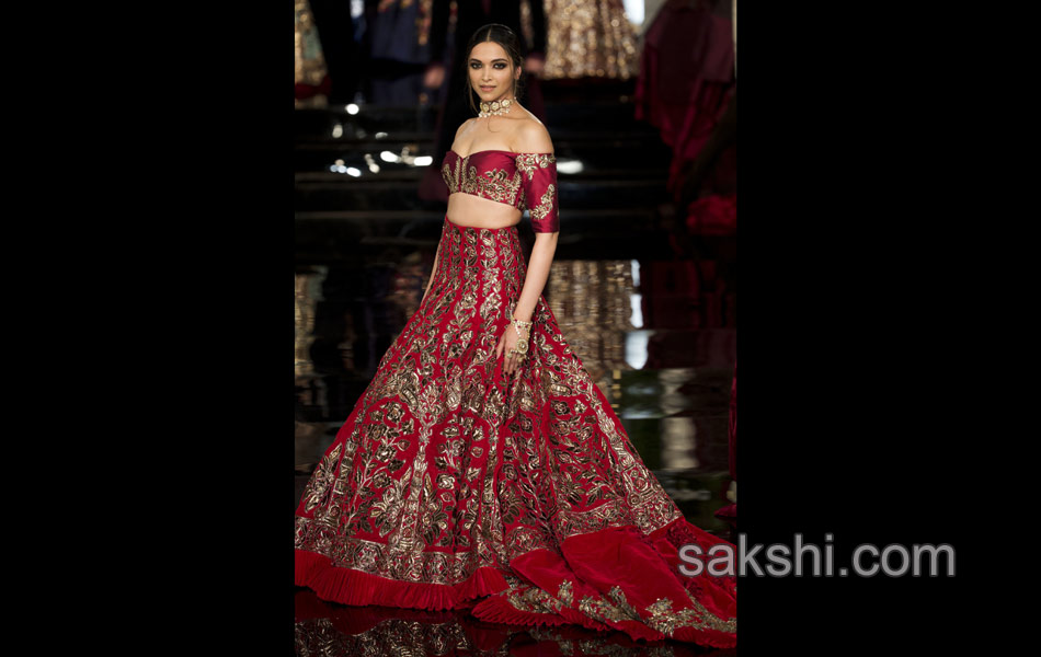 designer Manish Malhotra fashion week17