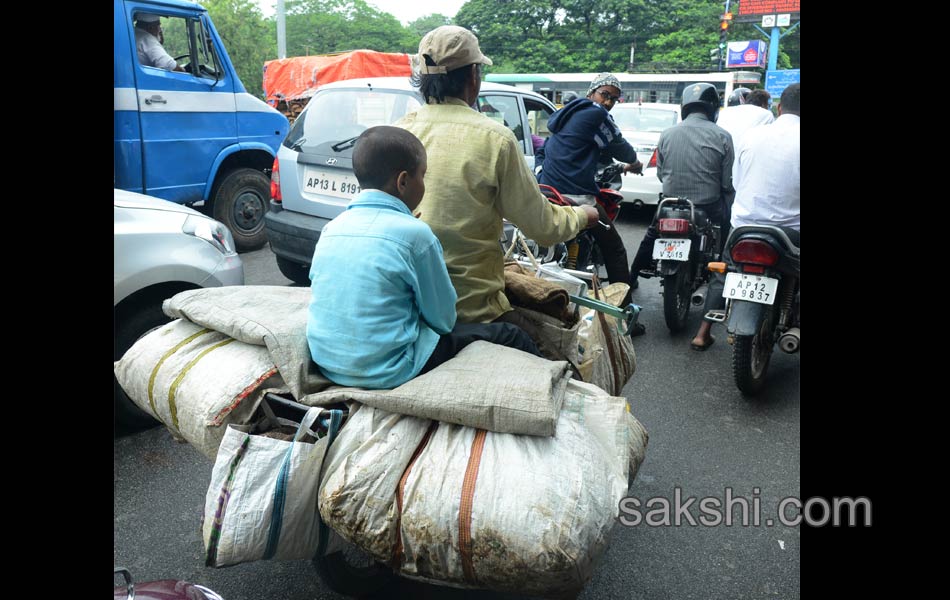 two wheelers with heavy luggage3